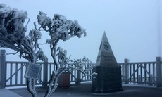 Băng phủ trắng đỉnh Fansipan trong ngày Giáng sinh 2025