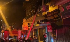 Hà Nội: Giải cứu người kẹt trong căn nhà 4 tầng bị cháy trong đêm