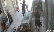 Video đối tượng vờ mua hàng để cướp iPhone 15 Pro Max