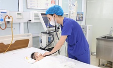 Bé gái 2 tháng tuổi suy hô hấp, viêm phổi nặng do RSV