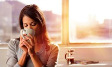 Uống nước muối ấm vào buổi sáng có tác dụng gì?