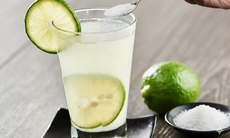 3 sai lầm khi uống nước chanh muối gây hại dạ dày, hại thận và tăng huyết áp