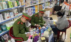 Bất ngờ phát hiện hàng trăm mặt hàng sữa, thực phẩm chức năng, mỹ phẩm không rõ nguồn gốc