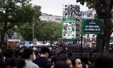 Countdown 2026 'đốt nóng' phố đi bộ Hồ Gươm, biển người chờ thời khắc đếm ngược