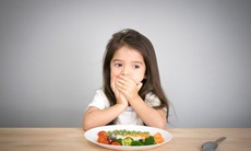 Liên tiếp trẻ nhập viện vì hóc dị vật: hướng dẫn cha mẹ cách xử trí đúng