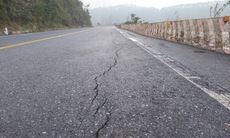 Sau hiện tượng giun đất bò lên bất thường, đường lên đèo Ngang xuất hiện vết nứt