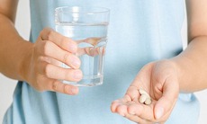 Uống bao nhiêu canxi cũng vô ích nếu cơ thể thiếu 2 chất dinh dưỡng quan trọng này