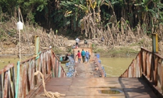 Nối nhịp cầu phao bị lũ cuốn trôi hàng cây số ở Huế