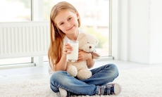 Uống sữa buổi tối sai cách: Tưởng giúp con cao lớn nhưng lại là sai lầm số 1 gây hại răng