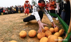 Lên Tuyên Quang xem bà con vùng cao chơi trò bịt mắt vồ bưởi