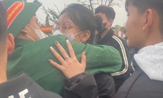 Giây phút bịn rịn chia tay người thân lên đường nhập ngũ