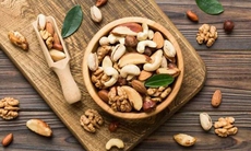 3 nhóm người nên tránh ăn hạt