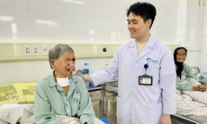 Cụ bà 85 tuổi mắc u tuyến giáp thòng trung thất hiếm gặp