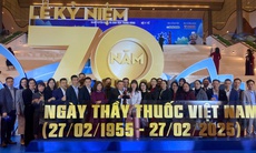 Hàng nghìn người vui mừng tới dự Lễ Kỷ niệm 70 năm ngày Thầy thuốc Việt Nam