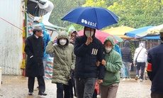 Người dân đội mưa lên huyệt đạo thiêng trên đỉnh Ngàn Nưa cầu may