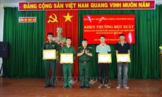 Khen thưởng các cá nhân cứu du khách nước ngoài bị sóng cuốn