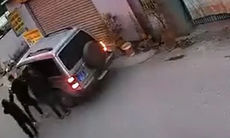 Tài xế xe biển xanh bị người phụ nữ đánh, chửi vì tranh cãi việc đậu xe
