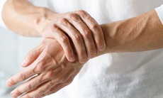 Đau khớp cổ tay nên làm gì?