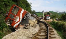 Công nhân xuyên đêm khắc phục sự cố lật tàu hàng để thông tuyến đường sắt Bắc - Nam
