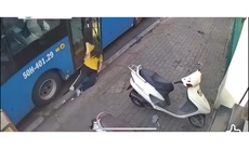 Nữ sinh ở TPHCM bị kéo ngã xuống đường do xe buýt đóng cửa quá sớm