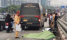 Va chạm với xe limousine trên cầu vượt Mai Dịch, 1 người đi xe máy tử vong