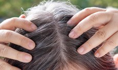 6 thói quen khiến tóc bạc sớm