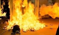 Vợ chồng con gái đòi ly hôn, bố tẩm xăng tự thiêu