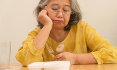 Người cao tuổi không ăn cơm, hại nhiều hơn lợi