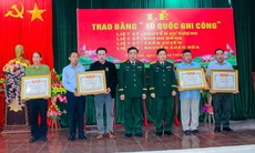 Trao Bằng Tổ quốc ghi công đến thân nhân 4 liệt sĩ ở Quảng Trị