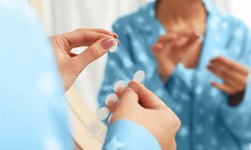 Cách dùng miếng dán trị mụn trứng cá