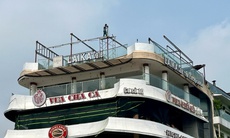 Các cửa hàng chuyển đồ đạc ra khỏi tòa nhà Hàm cá mập để chuẩn bị phá dỡ