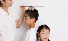 Phát hiện sớm, can thiệp trong 5 năm đầu đời sẽ giúp trẻ không thiệt thòi về chiều cao