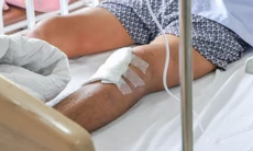 Nhiễm khuẩn Whitmore từ ổ viêm ở khớp gối, người đàn ông tổn thương đa cơ quan