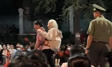 Xúc động con gái cõng mẹ trăm tuổi đi xem diễu binh, diễu hành: 'Mẹ cũng chỉ còn cơ hội này thôi'