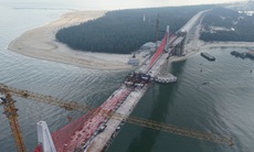 Hợp long cầu vượt cửa biển thuộc dự án nghìn tỷ ở Huế
