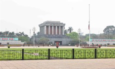 Treo cờ rủ Quốc tang đồng chí Khamtay Siphandone