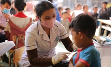Nhiều huyện miền núi Nghệ An tiêm vaccine sởi đạt trên 99%