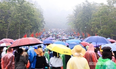 Hàng vạn du khách kiên nhẫn xếp hàng để hành lễ và tham quan Khu di tích lịch sử Đền Hùng