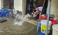 Ngày thứ hai nghỉ lễ 30/4 - 1/5, một số tuyến phố, nhà dân ngập sâu vì mưa lớn