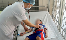 Hi hữu bé trai 5 tuổi nghịch dây giải rút, tự 'thắt cổ' mình