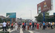 Người dân chung tay giúp đỡ tài xế chở dưa hấu gặp nạn