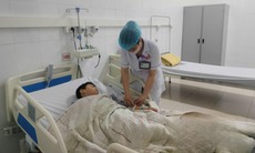 Đau bụng, nôn ra máu tươi, bé trai 9 tuổi bất ngờ được chẩn đoán xuất huyết tiêu hóa
