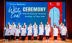 Lễ trao áo blouse trắng và hành trình trưởng thành dưới cơn mưa đầu hè tại HIU
