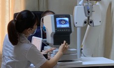 Suýt mù vì tự chữa mắt tại nhà, bác sĩ cảnh báo thói quen nhiều người dễ mắc
