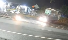 Khoảnh khắc xe máy chạy tốc độ cao tông cột biển báo, 2 người bị thương