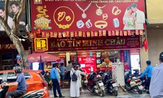 Giá vàng giảm, người dân xếp hàng chờ mua