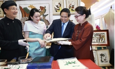 Thủ tướng Phạm Minh Chính và Thủ tướng Thái Lan thưởng lãm các sản phẩm thủ công