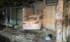 Gây tai nạn rồi bỏ chạy, lái xe Mazda tông thẳng vào nhà dân