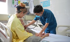 Kích hoạt 'báo động đỏ' cứu trẻ 17 tháng hóc kẹo lạc thoát lằn ranh sinh tử