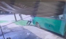 Video: Xe buýt Mai Linh trôi tự do làm một người tử vong